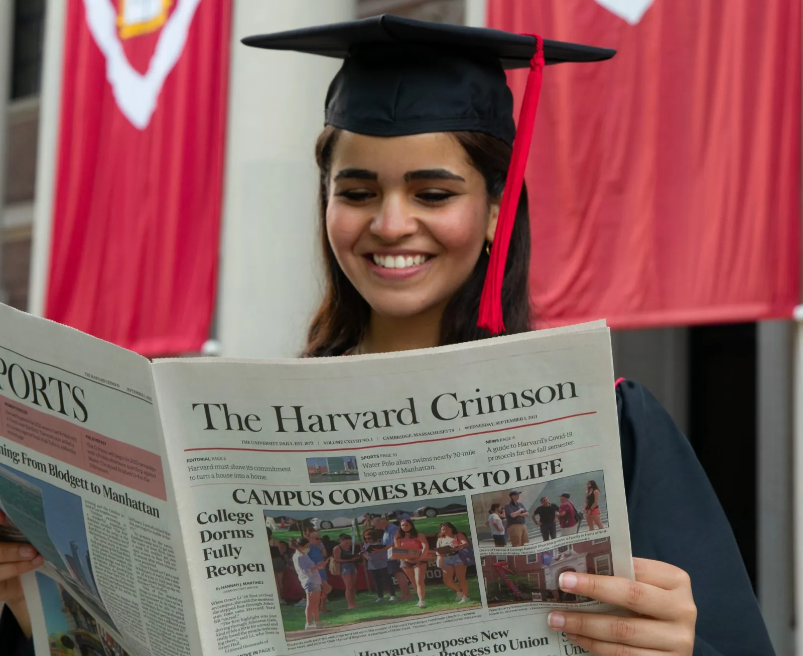 The Harvard Crimson 지면을 읽는 학생